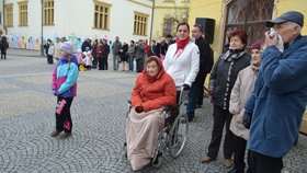 Živý betlém na náměstí v Chomutově se těší zájmu malých i velkých