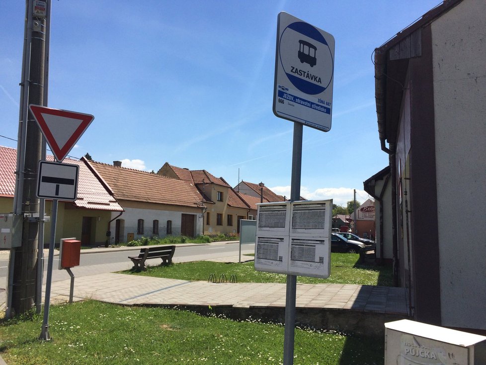 Pošta v Ježově leží přímo v centru obce, sousedí s jednou firmou, potravinami, včelařstvím a knihovnou. Obecní úřad se nachází asi 50 metrů daleko. Hned vedle pošty je i autobusová zastávka.