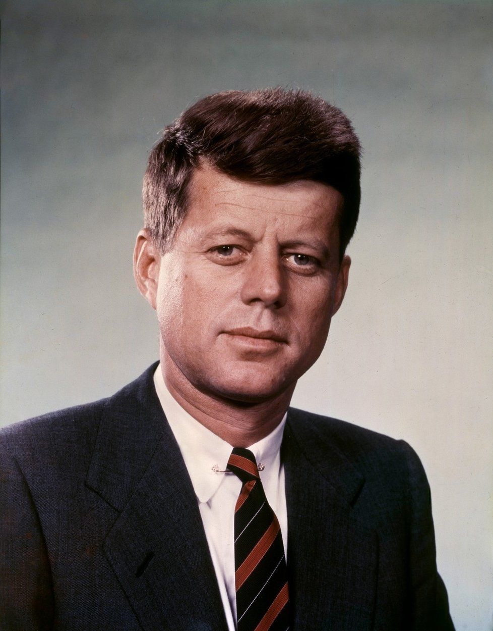 John Fitzgerald Kennedy zemřel po atentátu. Jedna z vystřelených kulek mu prolétla hlavou.