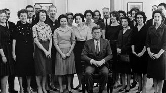 John F. Kennedy byl válečný hrdina, zachránce světa a neskutečný kurevník