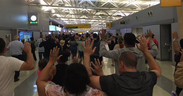Evakuace na letišti JFK v New Yorku. Stovky lidí prchaly ve strachu ze střelce