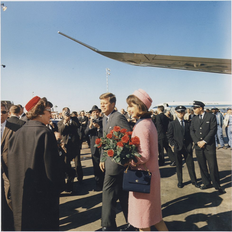 JFK návrat: Za zrcadlem (2022)