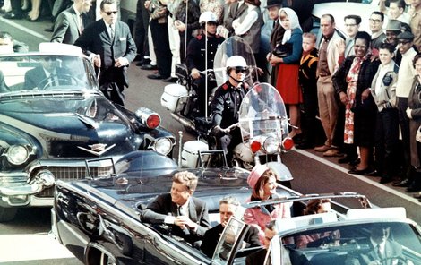 Hororový moment se blíží! JFK v koloně bude smrtelně postřelen...