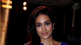 Teprve pětadvacetiletá bollywoodská herečka Jiah Khan byla ve svém bytě nalezena oběšená.