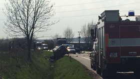 Nehoda u Jičína: Po srážce kamionu a osobního auta zůstalo pět vážně zraněných.