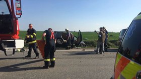 Nehoda u Jičína: Po srážce kamionu a osobního auta zůstalo pět vážně zraněných.