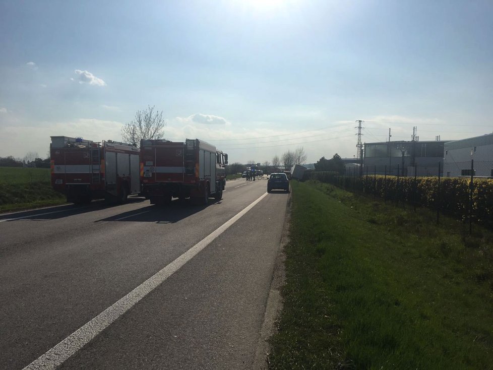 Nehoda u Jičína: Po srážce kamionu a osobního auta zůstalo pět vážně zraněných.
