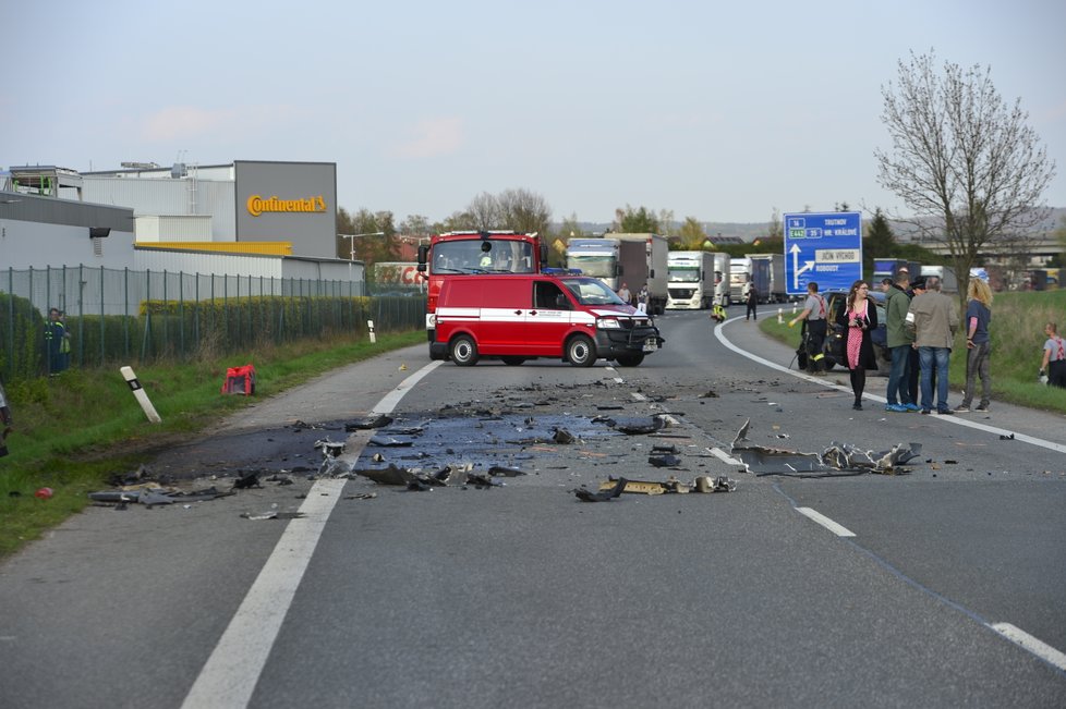 U Jičína došlo ke srážce automobilu a kamionu: Na místě zemřeli dva lidé