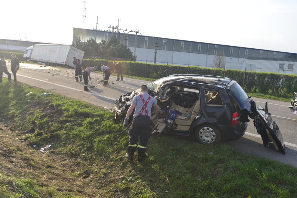 U Jičína došlo ke srážce automobilu a kamionu: Na místě zemřeli dva lidé