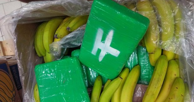 V distribučním centru obchodního řetězce byly mezi banány objeveny balíky s kvanty kokainu. (ilustrační foto)