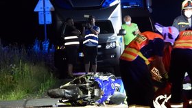 Dva mrtvé má na svědomí nehoda motorkářů s traktorem.