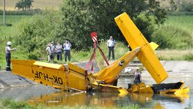 Ve Žlunicích na Jičínsku spadlo do nádrže práškovací letadlo