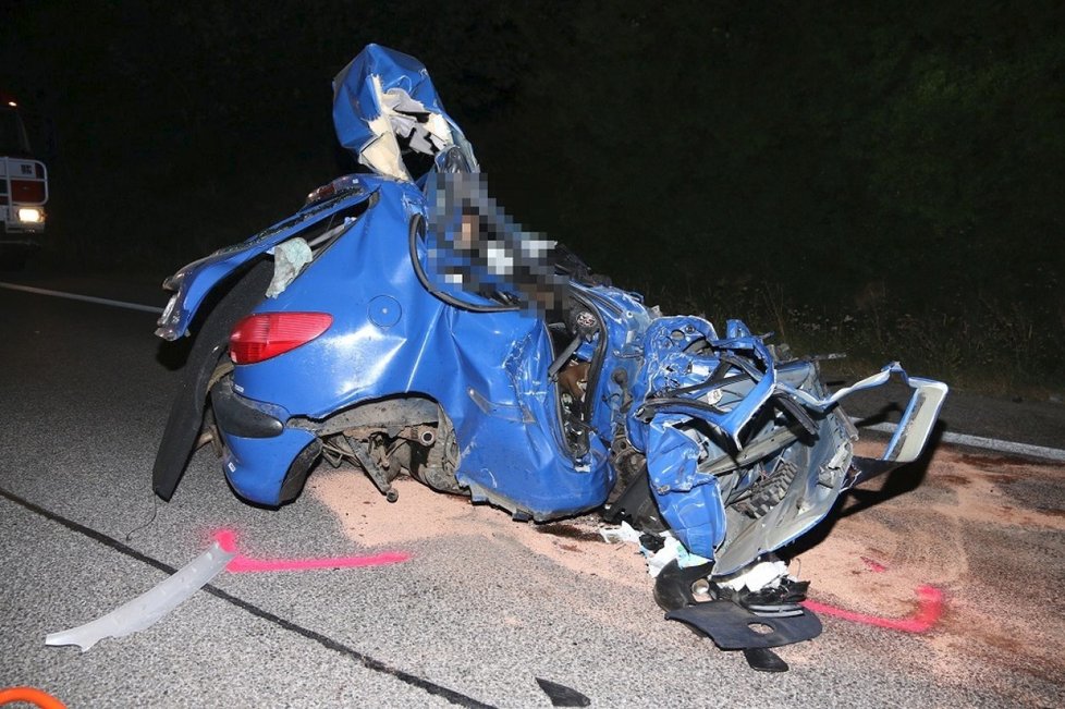 Při nehodě na Jičínsku zemřel devatenáctiletý řidič.