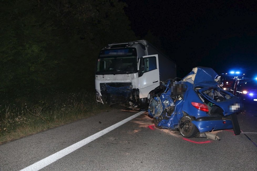Při nehodě na Jičínsku zemřel devatenáctiletý řidič.