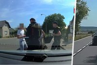 Mladíci v BMW ukazovali na policisty zvednuté prostředníčky: Hrozí jim vězení!