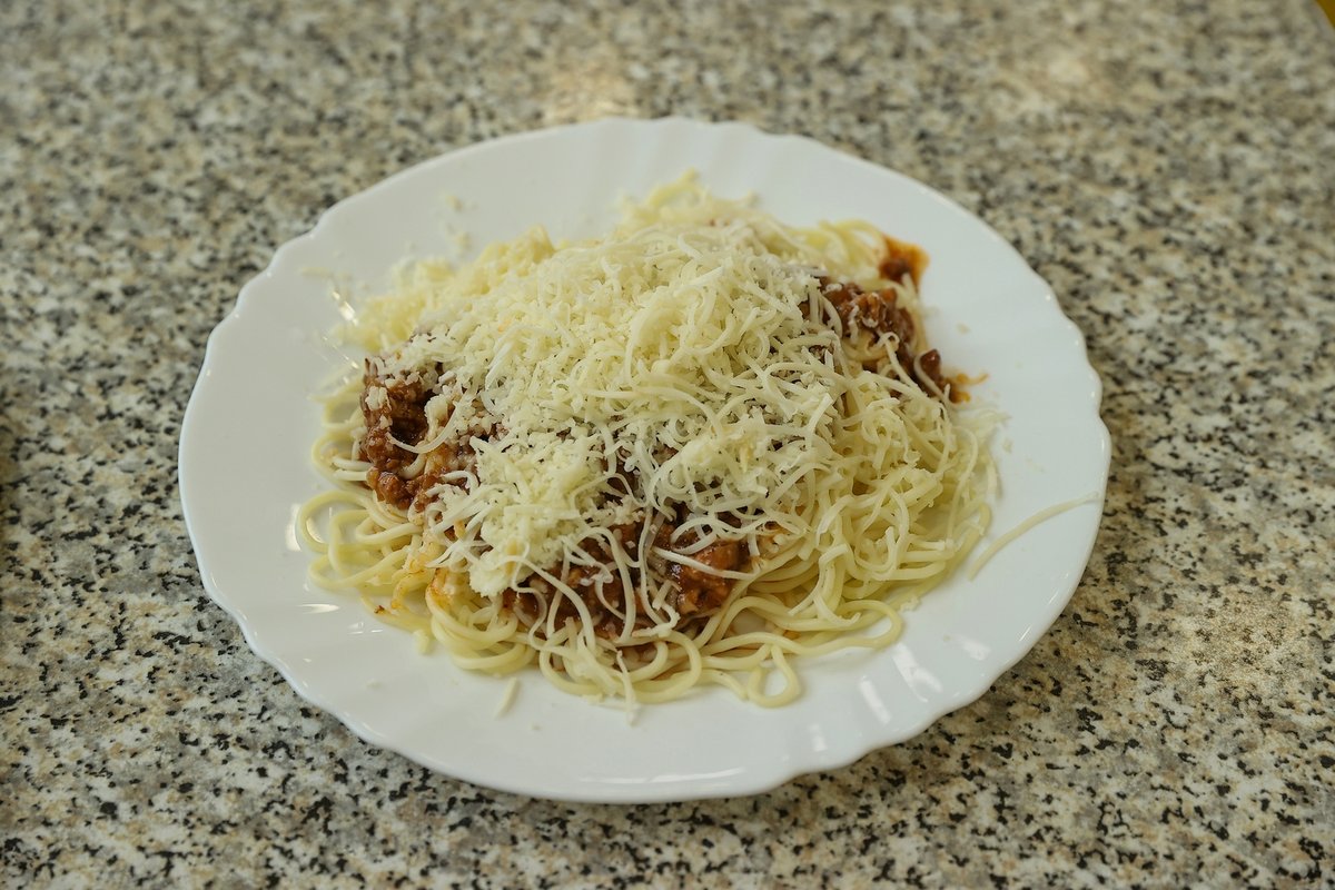 Boloňské špagety se sýrem stojí 61 Kč.
