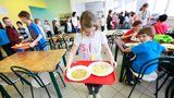Obědy ve školách zdarma pro chudé děti? Podporuje to příživníky, tvrdí maminka