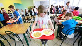 Obědy ve školách zdarma pro chudé děti? Podporuje to příživníky, tvrdí maminka (ilustrační).