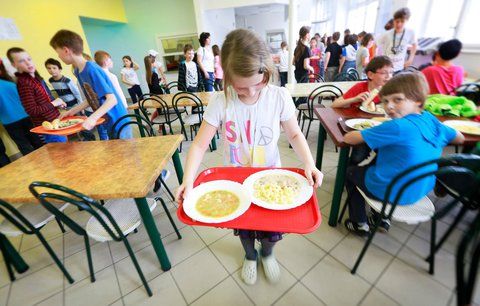 Obědy ve školách zdarma pro chudé děti? Podporuje to příživníky, tvrdí maminka