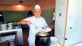 Šéfkuchař Pavel Ptáček ví, že zavděčit se malým strávníkům a vařit zdravě je někdy tvrdý oříšek
