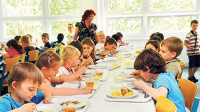 V ZŠ Mikulova na pražském Opatově dětem obědy chutnají