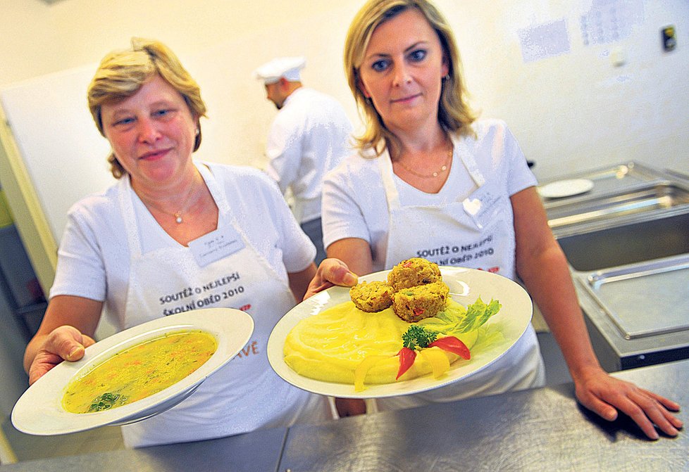 Pro většinu dětí je oběd v jídelně jediným teplým jídlem denně. Od roku 2008 se navíc podařilo v nabízených menu radikálně snížit množství tuků a cukrů. V mnoha zemích žádný systém nefunguje, například v Británii byl první takový zákon přijat před deseti lety a třeba ve Skandinávii musí rodiče zajistit jídlo dětem sami