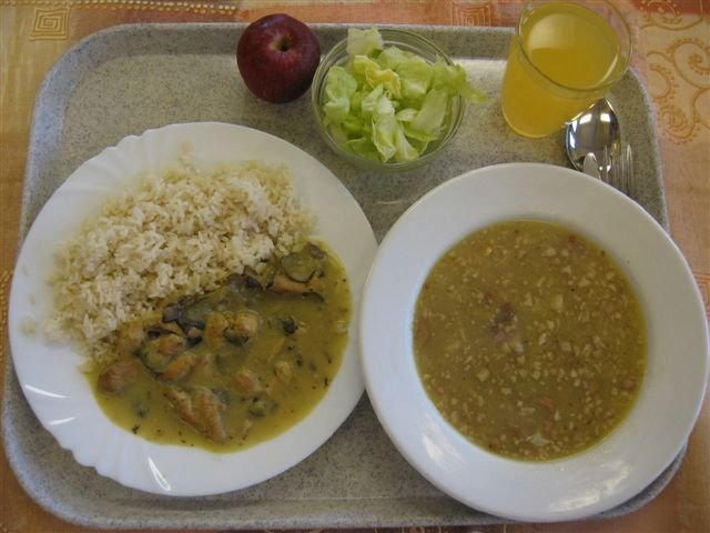 Podkrkonošské kyselo, pekingské kuřecí maso, rýže. Fotografie poslala Marta Kacálková, ředitelka Školní jídelny Žamberk