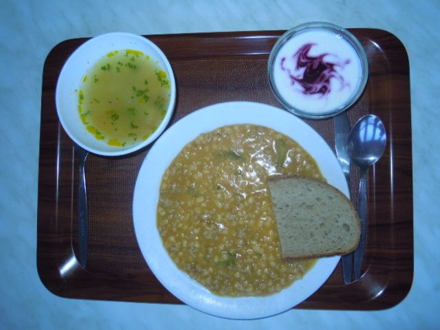 Polévka krupicová s vejcem, fazolový guláš, chléb, jogurt s lesním ovocem. Školní jídelna ZŠ Mánesova, Otrokovice