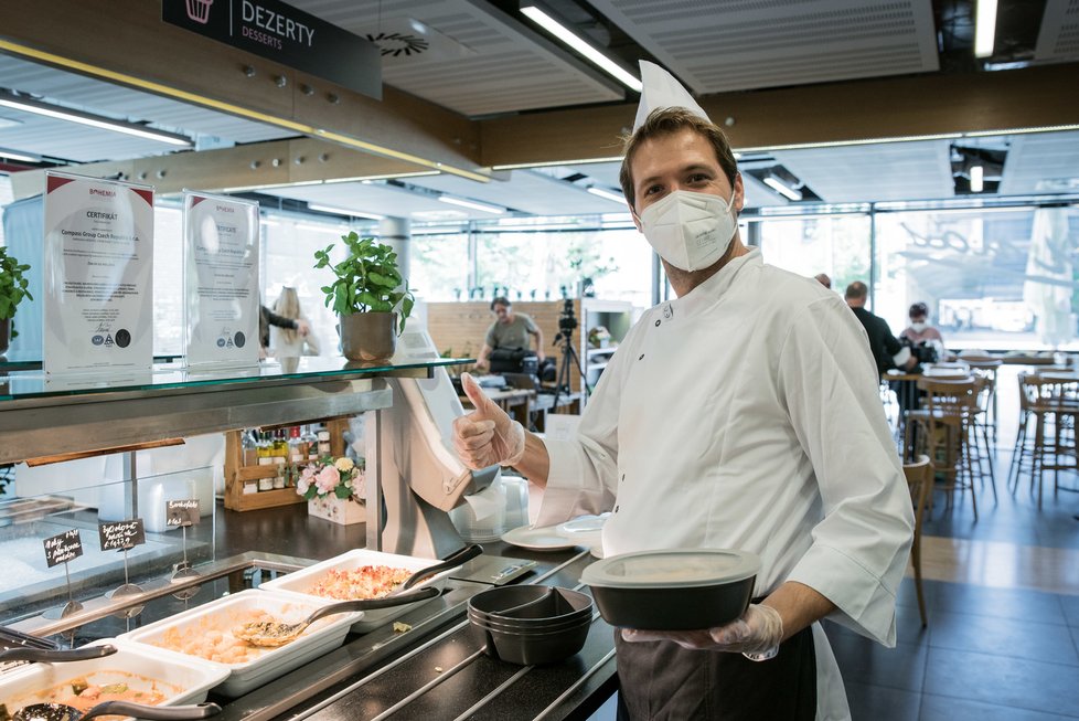 Přebytečné obědy z jídelen zatím nelze darovat příliš snadno.