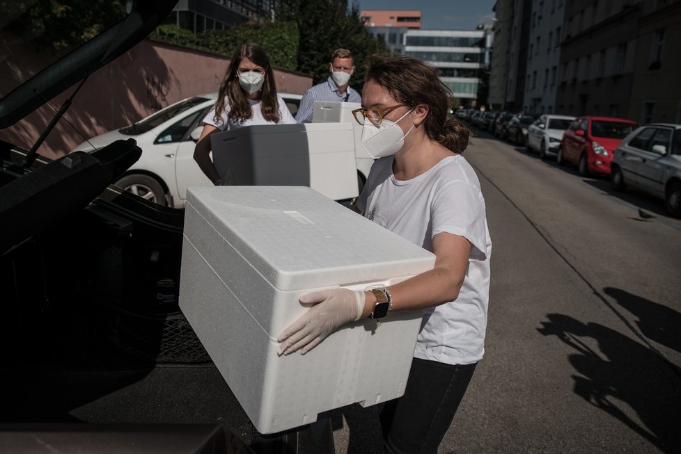 Při převozu nesmí teplota jídla klesnout pod 60 °C, zajistí to termoboxy.