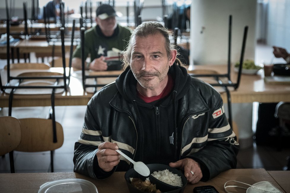 V Armádě spásy v Holešovicích dostali přebytečné obědy z firemní jídelny.