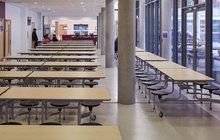 Školní jídelny zejí prázdnotou! Rodiče žáků nemají na jejich obědy! Řešení přesto existuje