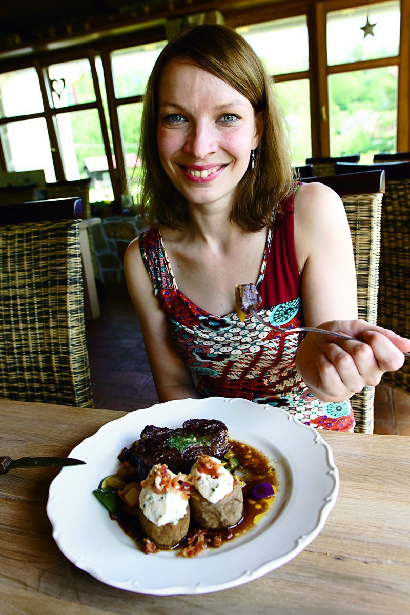 Olga Poucheová si pochutnává v restauraci Restaurace U Štěpána: Pečený steak z krku s bylinkovým máslem a grilovanou zeleninou a brambory s bylinkovým tvarohem (250 Kč + 40 Kč).