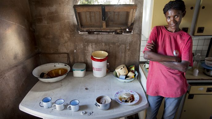 Marble Moahi, žena v domácnosti, má AIDS, Kabakae, Botswana (900 kilokalorií)