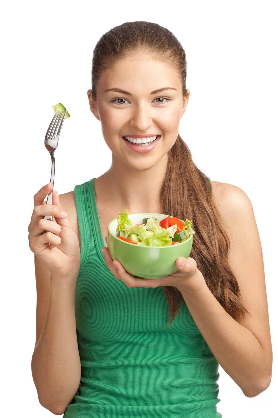 Salát z čerstvé zeleniny zalitý dresingem z jogurtu a česneku je tím pravým proti jarní únavě