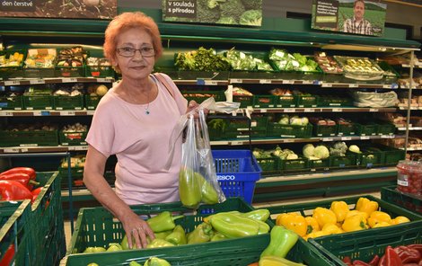 Paní Julia Drinková při nákupu zeleniny