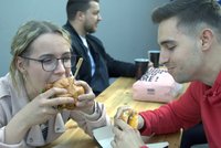 Burger festival Brno: Dvacet pět tisíc lidí ochutnávalo humří, žabí a pštrosí hamburger