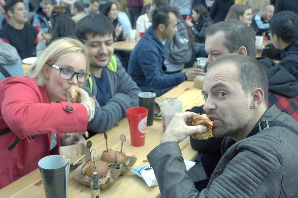 Jubilejní pátý Burger festival v galerii Vaňkovka přilákal během prodlouženého víkendu davy lidí.