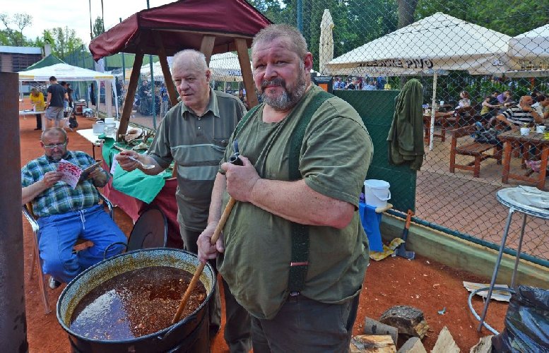 V areálu tenisových kurtů Brněnského tenisového klubu a přilehlém parku proběhne v sobotu čtvrtý ročník klání o nejlepší masový guláš.