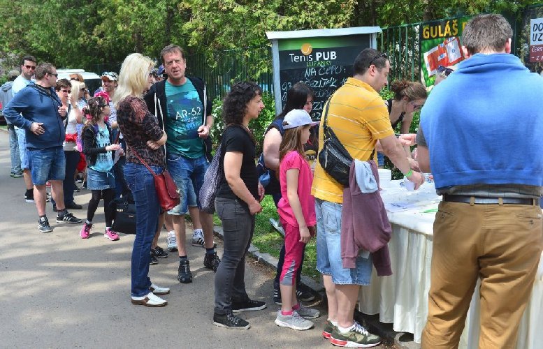 Lužánecký Guláš Fest je koncipován jako soutěžní klání mezi týmy kuchařů.