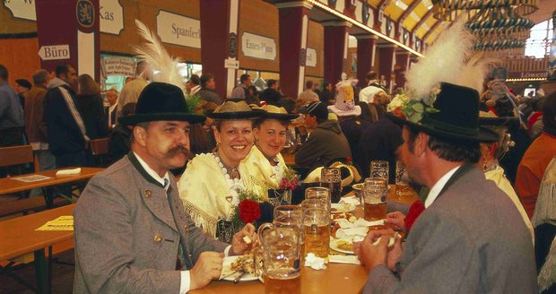 Mnichovský Oktoberfest je jeden z nejznámějších festivalů. V Eovropě je ale celá řada dlších míst, kde můžete ochutnat místní speciality.