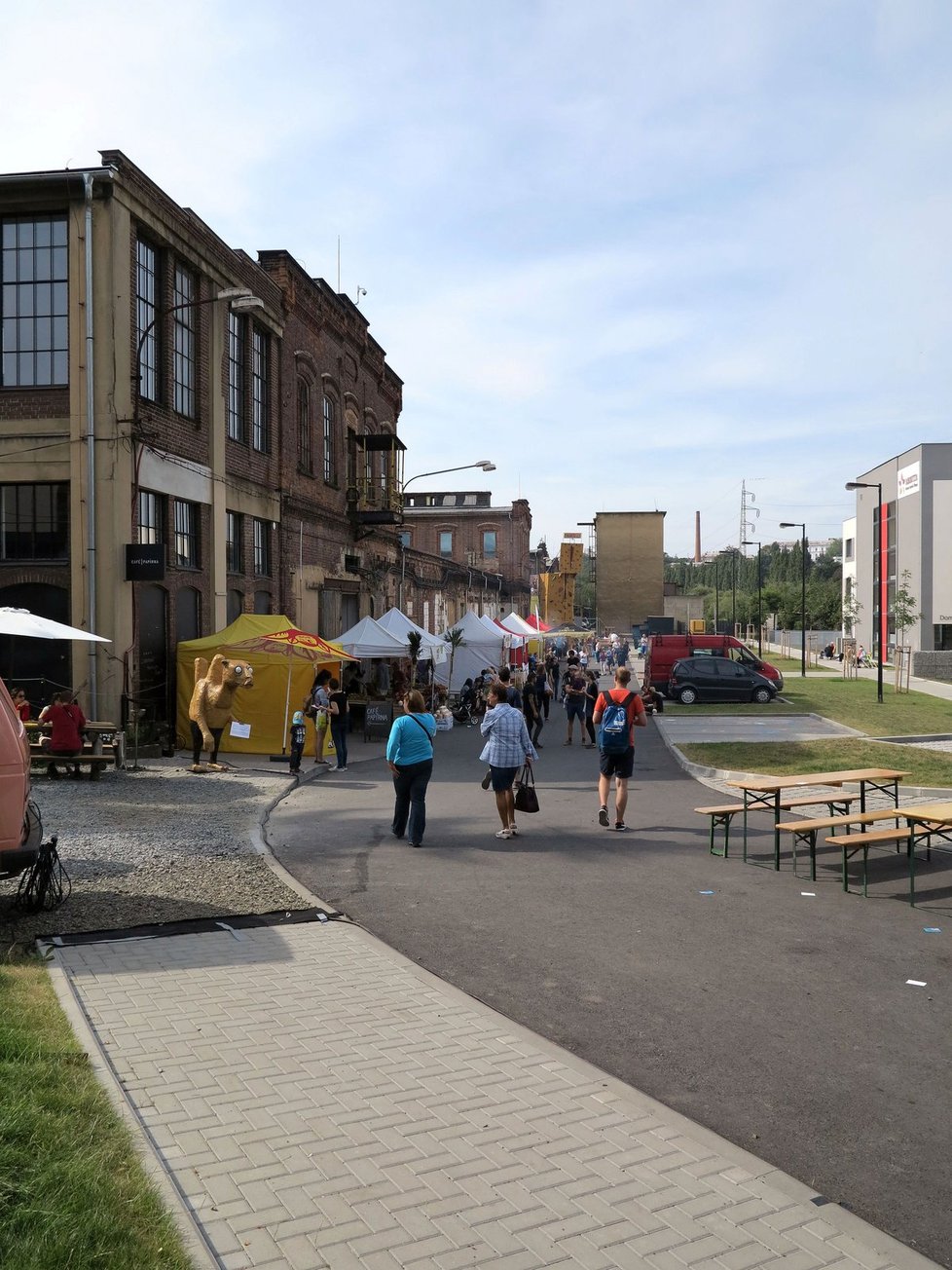 Na festivalu Papírna Street Food mohl člověk ochutnat jídlo z pouličních stánků ve světě.