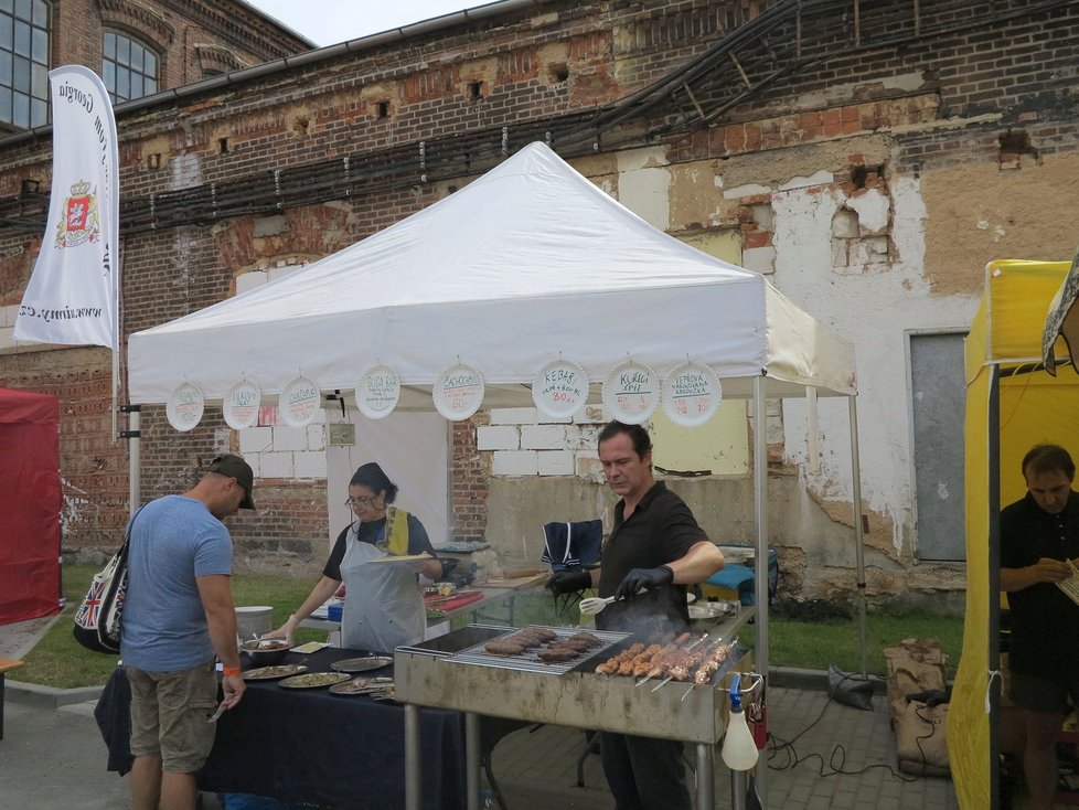 Na festivalu Papírna Street Food mohl člověk ochutnat jídlo z pouličních stánků ve světě.