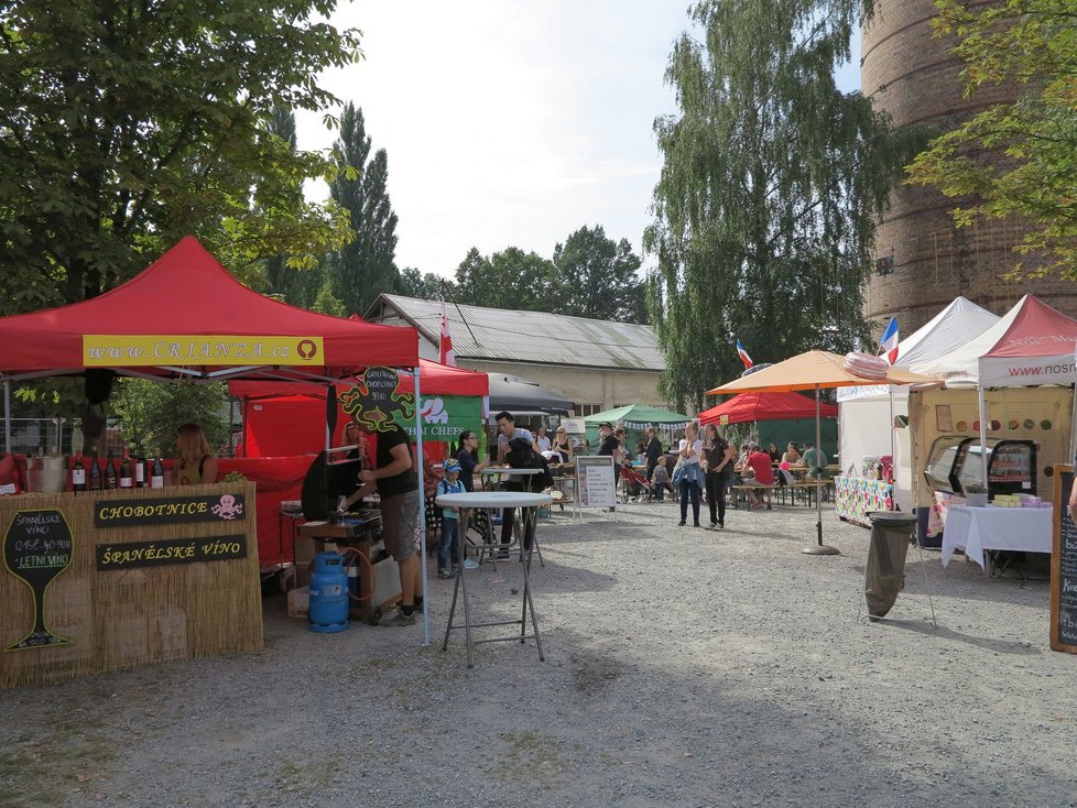 Na festivalu Papírna Street Food mohl člověk ochutnat jídlo z pouličních stánků ve světě.