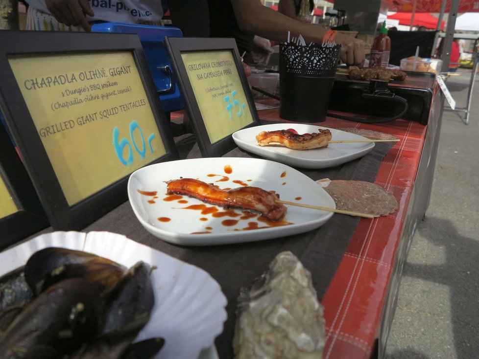 Na festivalu Papírna Street Food mohl člověk ochutnat jídlo z pouličních stánků ve světě.