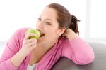 Jablko může ve chvíli nouze posloužit jako účinná zubní pasta