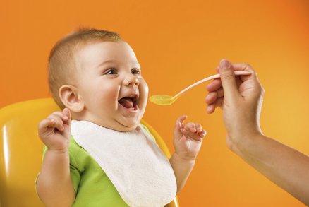 Překvapení! 10 potravin, které děti do jednoho roku nesmějí. Co jim hrozí? 