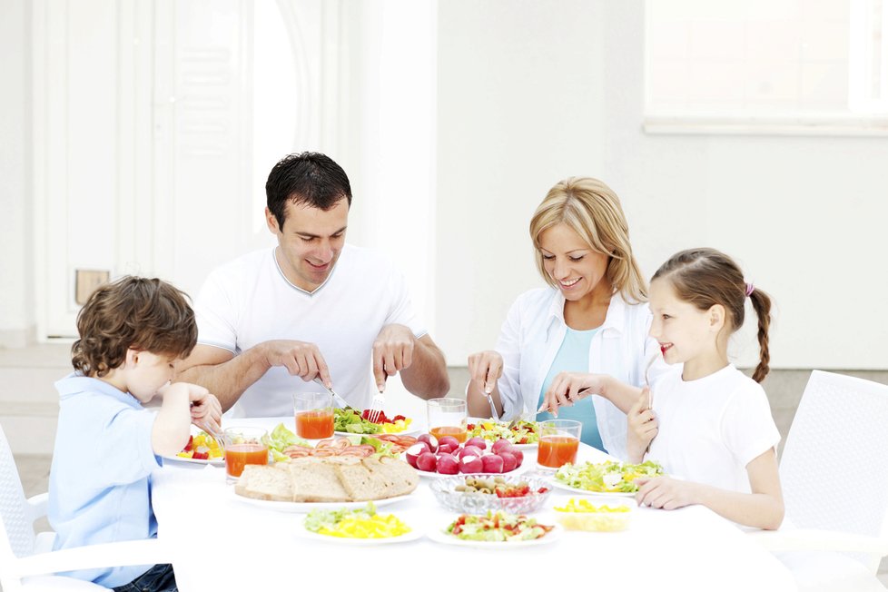 Rodina by měla jíst  a stolovat pohromadě. Děti se tak mnohému přiučí.