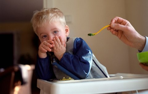 Hrůza! Matka dává svým dětem plesnivé potraviny a zkažené mléko