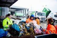 Generace Z plýtvá v Česku nejvíc jídlem: Odborníci se jim budou hrabat v odpadcích